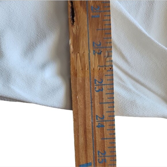 Tahari NWT Women's Top Size M Classic Minimalist V-Neck White Blouse Lightweight - Picture 16 of 16